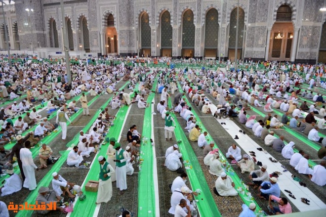 آلاف الأمتار من سفر إفطار الصائمين لقاصدي المسجد الحرام ومساجد مكة المكرمة