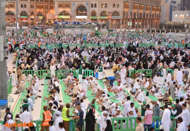 آلاف الأمتار من سفر إفطار الصائمين لقاصدي المسجد الحرام ومساجد مكة المكرمة