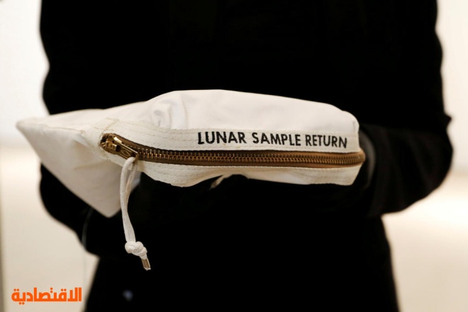بيع حقيبة جمع فيها عينات من القمر لقاء 1.8 مليون دولار