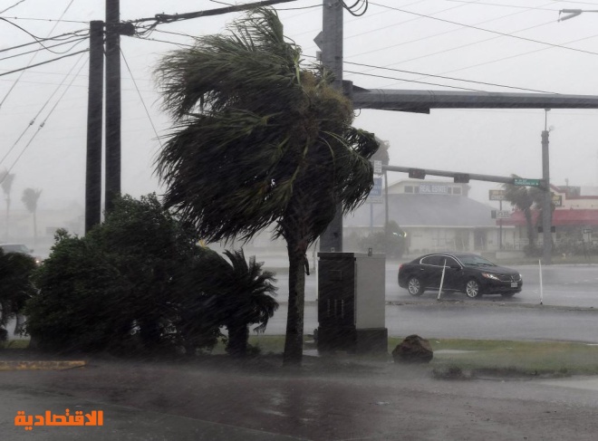 الإعصار هارفي يضعف ويتحرك ببطء بعد وصوله إلى تكساس