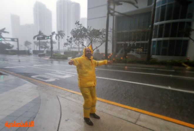 الإعصار إيرما يقطع التيار الكهربائي عن 500 ألف منزل في فلوريدا
