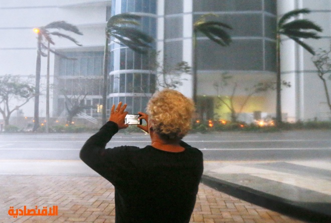 الإعصار إيرما يقطع التيار الكهربائي عن 500 ألف منزل في فلوريدا