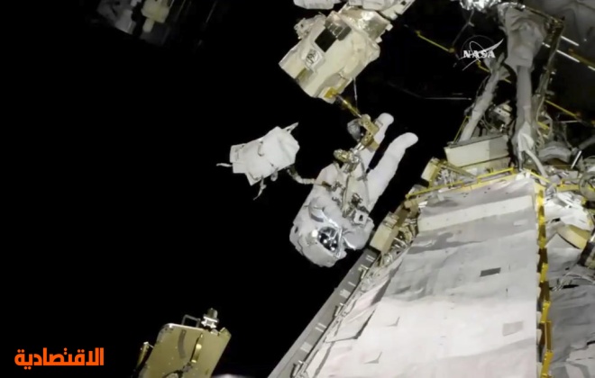 رائدا فضاء أمريكيان يجريان عملية سير في الفضاء لتركيب معدات خاصة بكاميرا