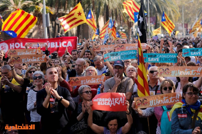 عشرات الآلاف يخرجون إلى شوارع برشلونة بعد إعلان كتالونيا الاستقلال