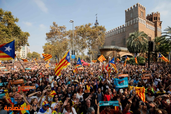 عشرات الآلاف يخرجون إلى شوارع برشلونة بعد إعلان كتالونيا الاستقلال