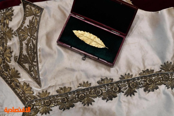 بيع ورقة غار ذهبية من تاج نابليون بمبلغ 625 ألف يورو في مزاد بفرنسا