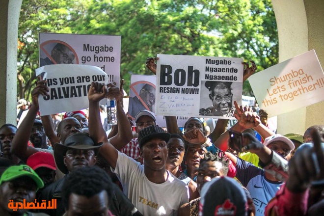 موغابي يستقيل بعد 37 عاما من الحكم المطلق.. وزيمبابوي تحتفل