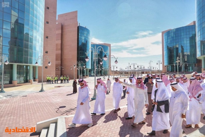 نائب أمير مكة يدشن مشروعات جامعية وتعليمية وبلدية في الطائف