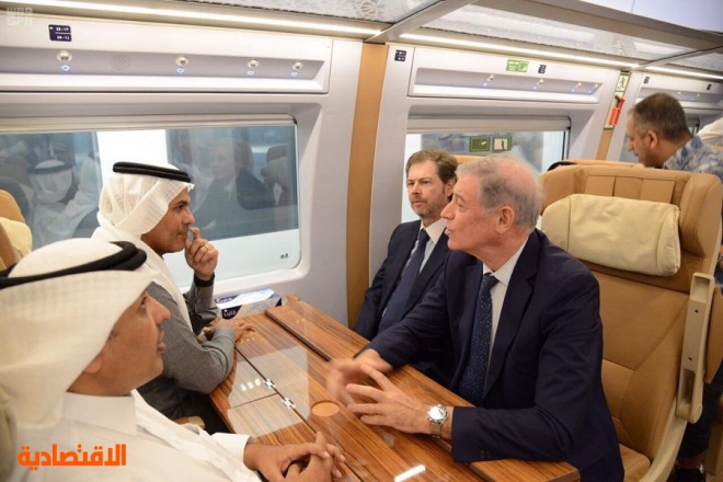 وزير النقل يستقل قطار الحرمين في أول رحلة كاملة من المدينة إلى مكة