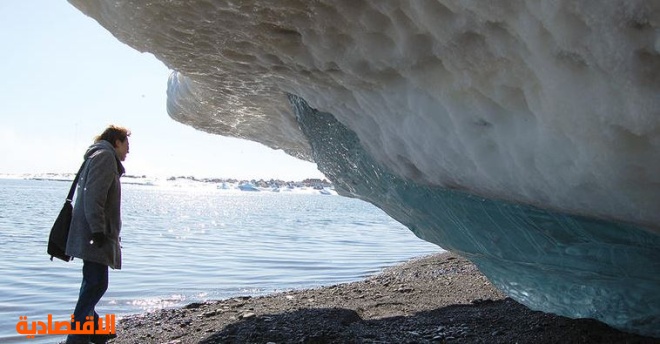 التزلج وسط "مياه البحر في غرينلاند