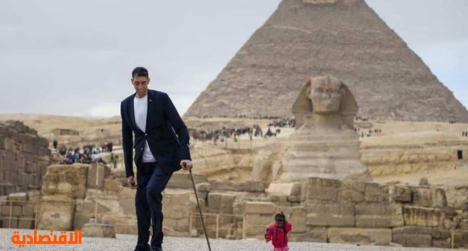 أطول وأقصر رجل وامرأة في العالم يزوران الأهرامات في مصر
