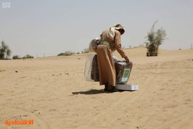 مركز الملك سلمان للإغاثة يوزع مواد إيوائية وتمور في مديرية الوادي بمأرب