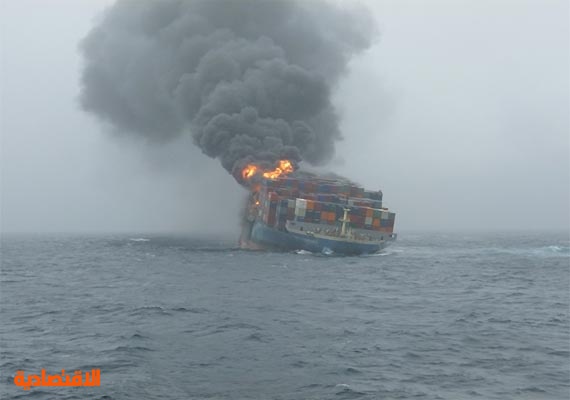 "ميرسك للشحن": البحث جار عن أربعة من طاقم السفينة التي احترقت في بحر العرب