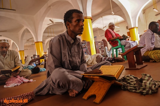 قصة مصورة: رمضان.. صلوات وذكر وموائد عامرة