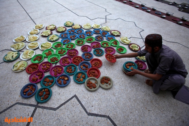 قصة مصورة: رمضان.. صلوات وذكر وموائد عامرة