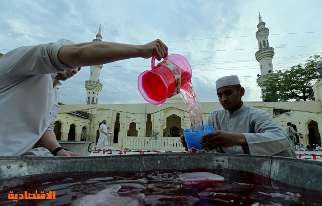 قصة مصورة: رمضان.. صلوات وذكر وموائد عامرة