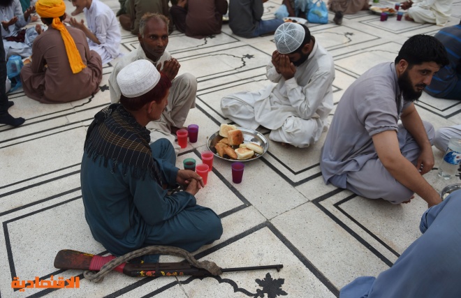 قصة مصورة: رمضان.. صلوات وذكر وموائد عامرة