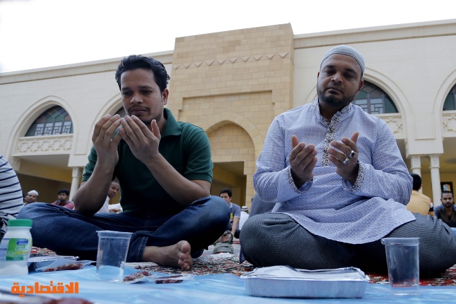 قصة مصورة: رمضان.. صلوات وذكر وموائد عامرة