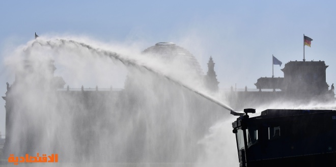 شرطة برلين ترش المياه على حديقة عامة للمساعدة على تلطيف الجو