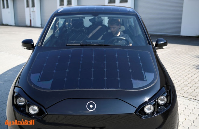 تجارب ألمانية لشحن سيارة كهربائية بالطاقة الشمسية أثناء القيادة
