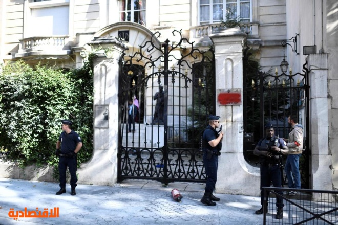 إيرانيون غاضبون يحطمون سفارة بلادهم في باريس