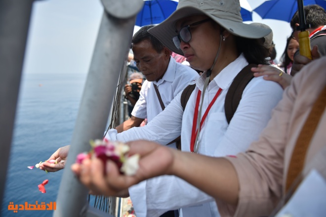 بالدموع والورود.. أقارب ضحايا الطائرة الإندونيسية يودعون أحبابهم 