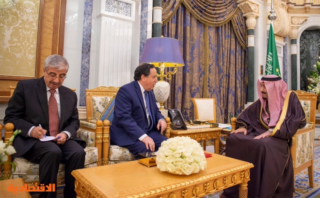 خادم الحرمين الشريفين يتسلم رسالة من رئيس الجمهورية التونسية