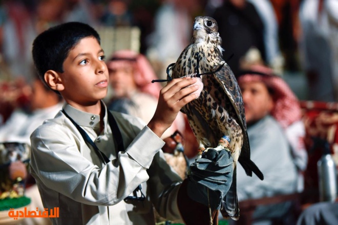 أصغر صقّار سعودي يلفت انتباه زوار معرض الصقور والصيد في الرياض