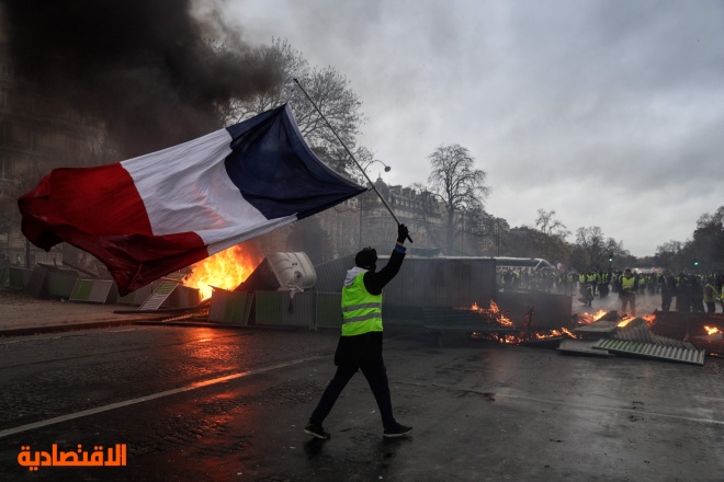 وزير المالية الفرنسي يحذر من كارثة اقتصادية جراء تظاهرات "السترات الصفراء".. والأنظار تتجه إلى ماكرون 