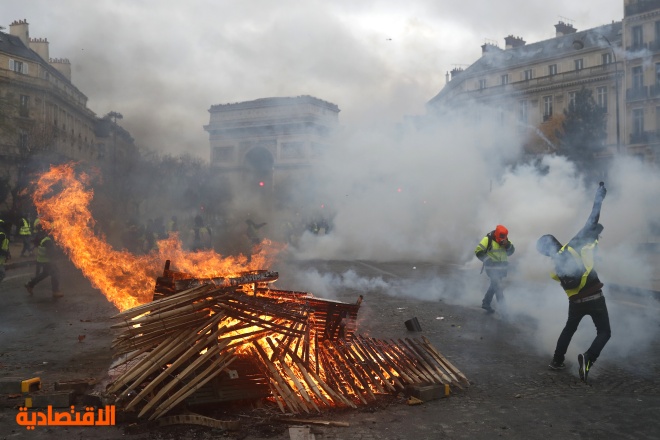 وزير المالية الفرنسي يحذر من كارثة اقتصادية جراء تظاهرات "السترات الصفراء".. والأنظار تتجه إلى ماكرون 