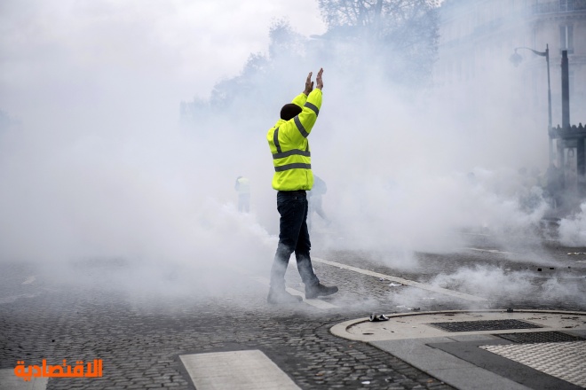 باريس ترفع آثار الاحتجاجات وماكرون يستعد للرد على السترات الصفراء