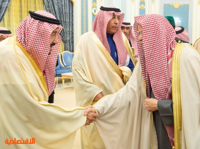 الملك يستقبل الأمراء والمفتي ورئيس مجلس الشورى والعلماء وجمعاً من المواطنين