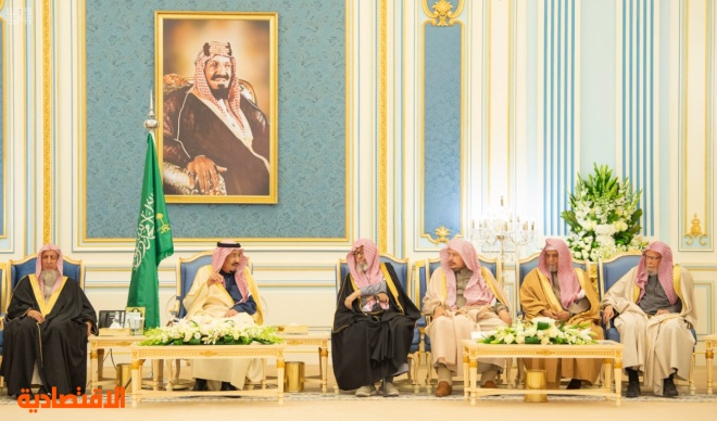 الملك يستقبل الأمراء والمفتي ورئيس مجلس الشورى والعلماء وجمعاً من المواطنين