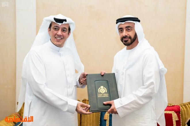 وزير الخارجية الإماراتي يتسلم نسخة من أوراق اعتماد سفير المملكة  لدى الإمارات