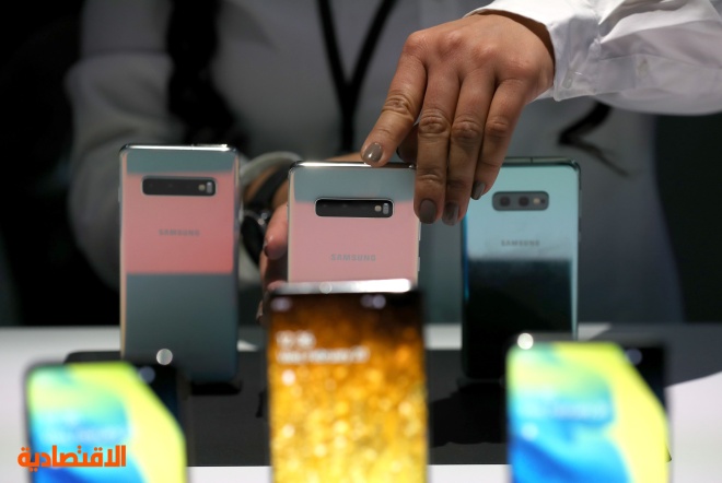سامسونج تكشف عن هاتف بشاشة قابلة للطي بسعر يقارب الألفي دولار