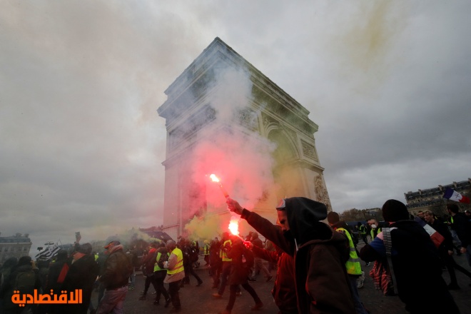 فرنسا.. اشتباكات بين الشرطة ومحتجي "السترات الصفراء" .