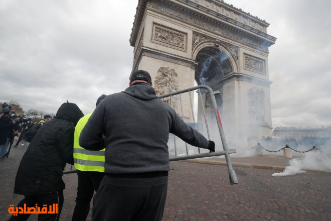 فرنسا.. اشتباكات بين الشرطة ومحتجي "السترات الصفراء" .