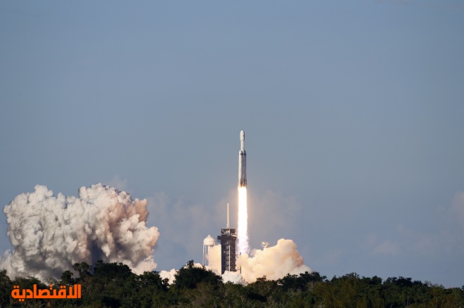 "سبيس إكس" تطلق أول مهمة تجارية للفضاء باستخدام صاروخ "فالكون هيفي"