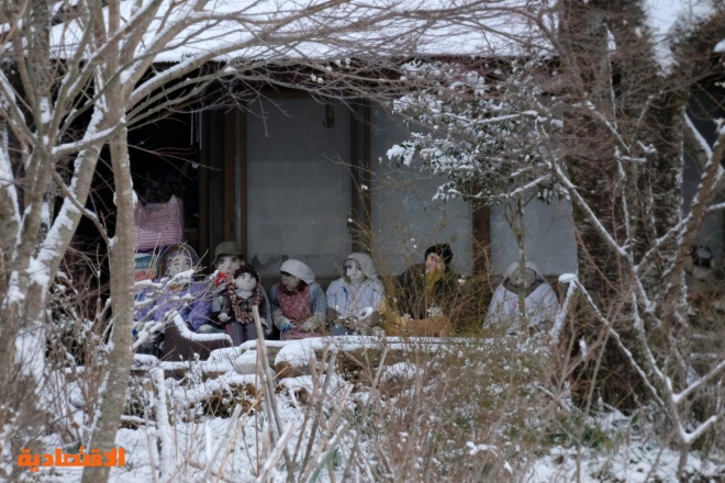 دمى ضخمة تضخ الحياة في قرية يابانية هجرها سكانها
