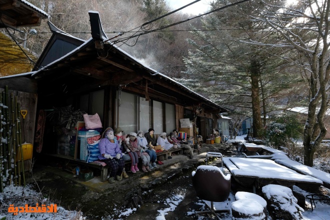 دمى ضخمة تضخ الحياة في قرية يابانية هجرها سكانها
