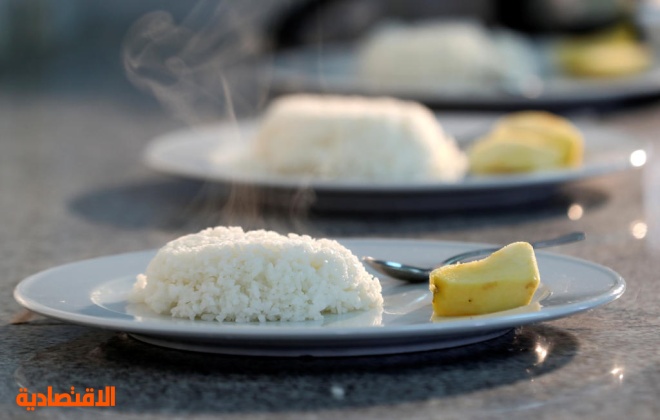 في مصر.. عينات الأرز المستورد تخضع لاختبارات الطهي والتذوق في المطبخ