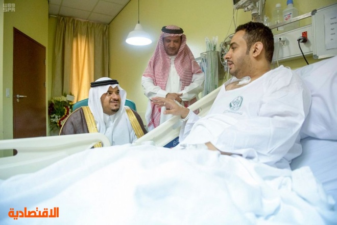 نائب أمير الرياض ينقل تحيات القيادة لرجال الأمن المصابين في الحادث الإرهابي