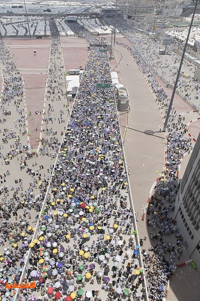 حجاج بيت الله الحرام يرمون الجمرات ثاني أيام التشريق