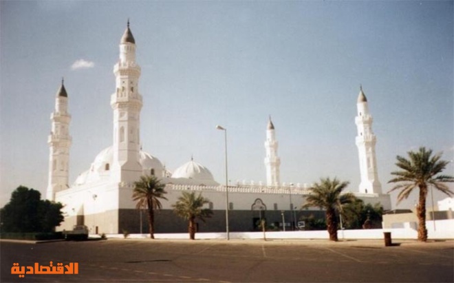 يقع مسجد القبلتين في