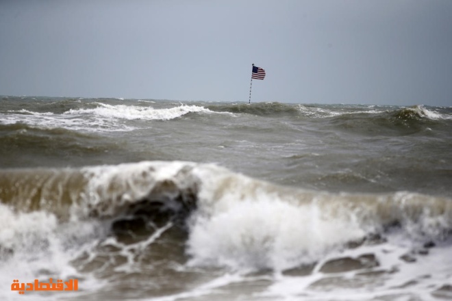 الولايات المتحدة تخلي بعض سواحلها مع اقتراب الإعصار دوريان