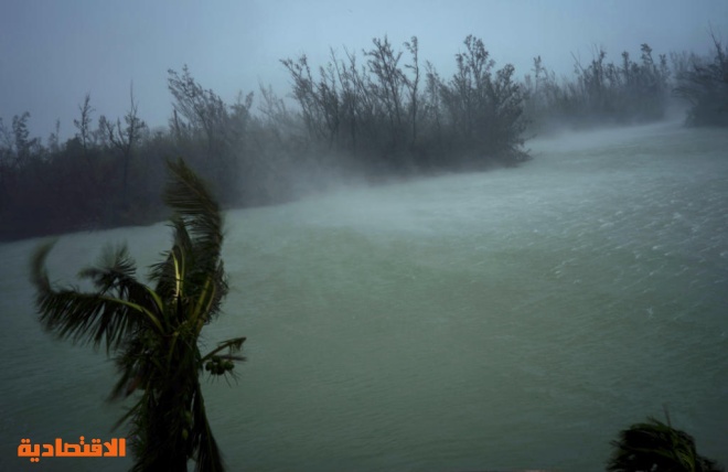 الولايات المتحدة تخلي بعض سواحلها مع اقتراب الإعصار دوريان