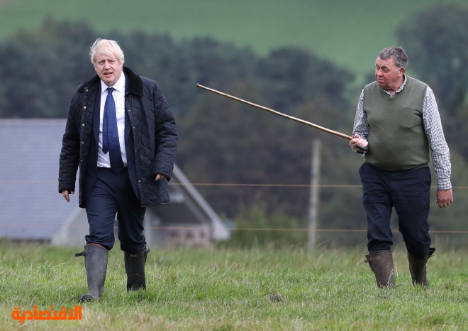 بوريس جونسون يزور مزرعة "دارنفورد" في إسكتلندا