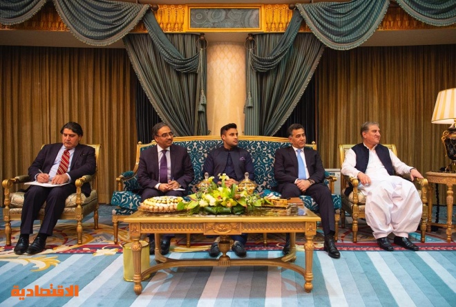 الملك سلمان يبحث مع رئيس وزراء باكستان مستجدات الأوضاع