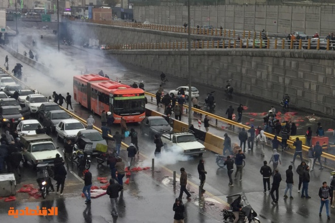  إيران بعد رفع أسعار الوقود .. احتجاجات وفوضى في 53 مدينة 