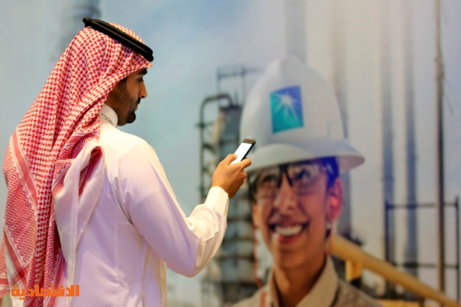 قصة مصورة : سهم أرامكو يرتفع بالنسبة القصوى في أول أيام إدراجه في السوق السعودية
